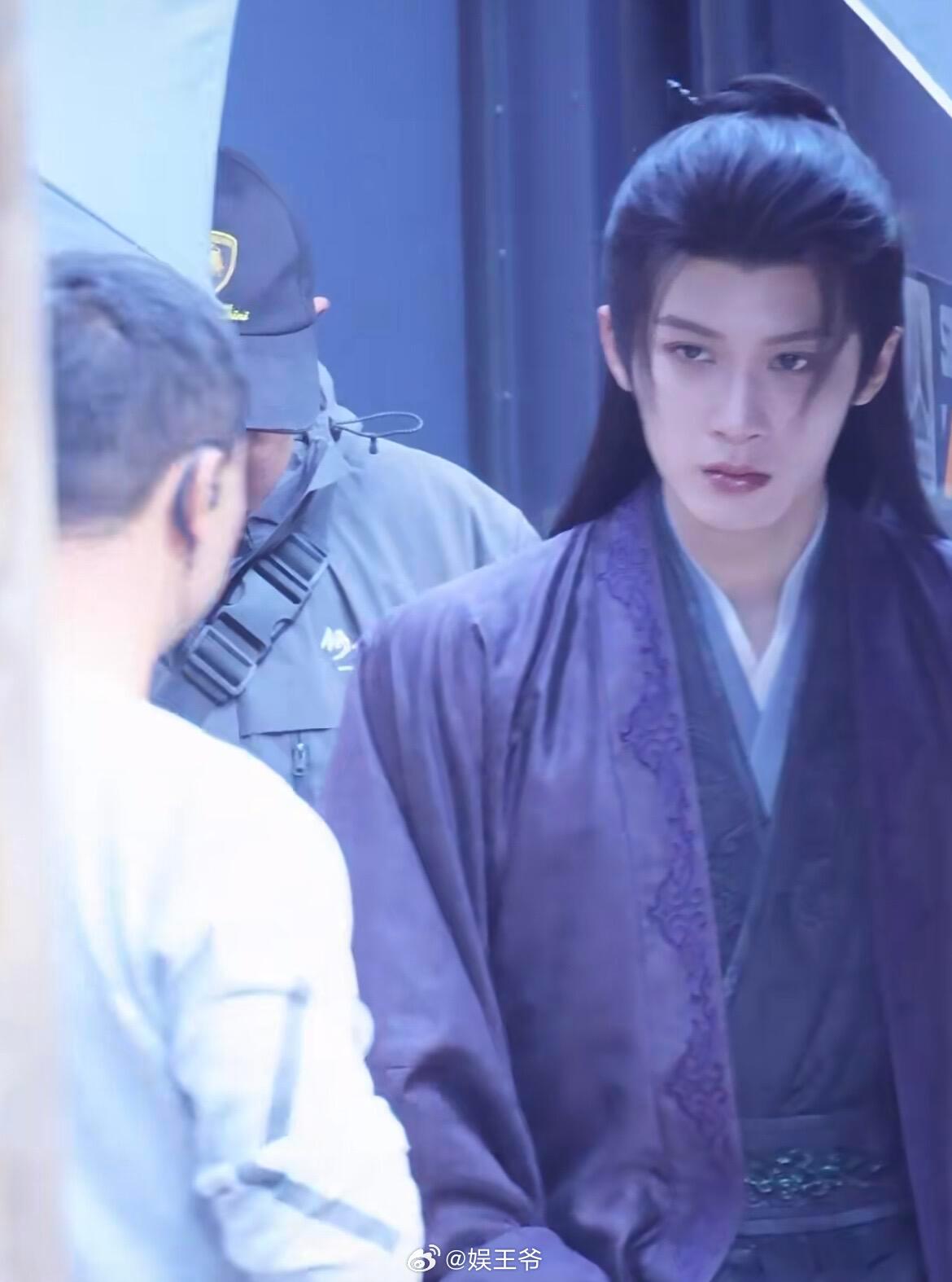 檀健次何不同舟渡对视路透我的天，对视那一眼，我被这个人美的倒吸一口气！ 