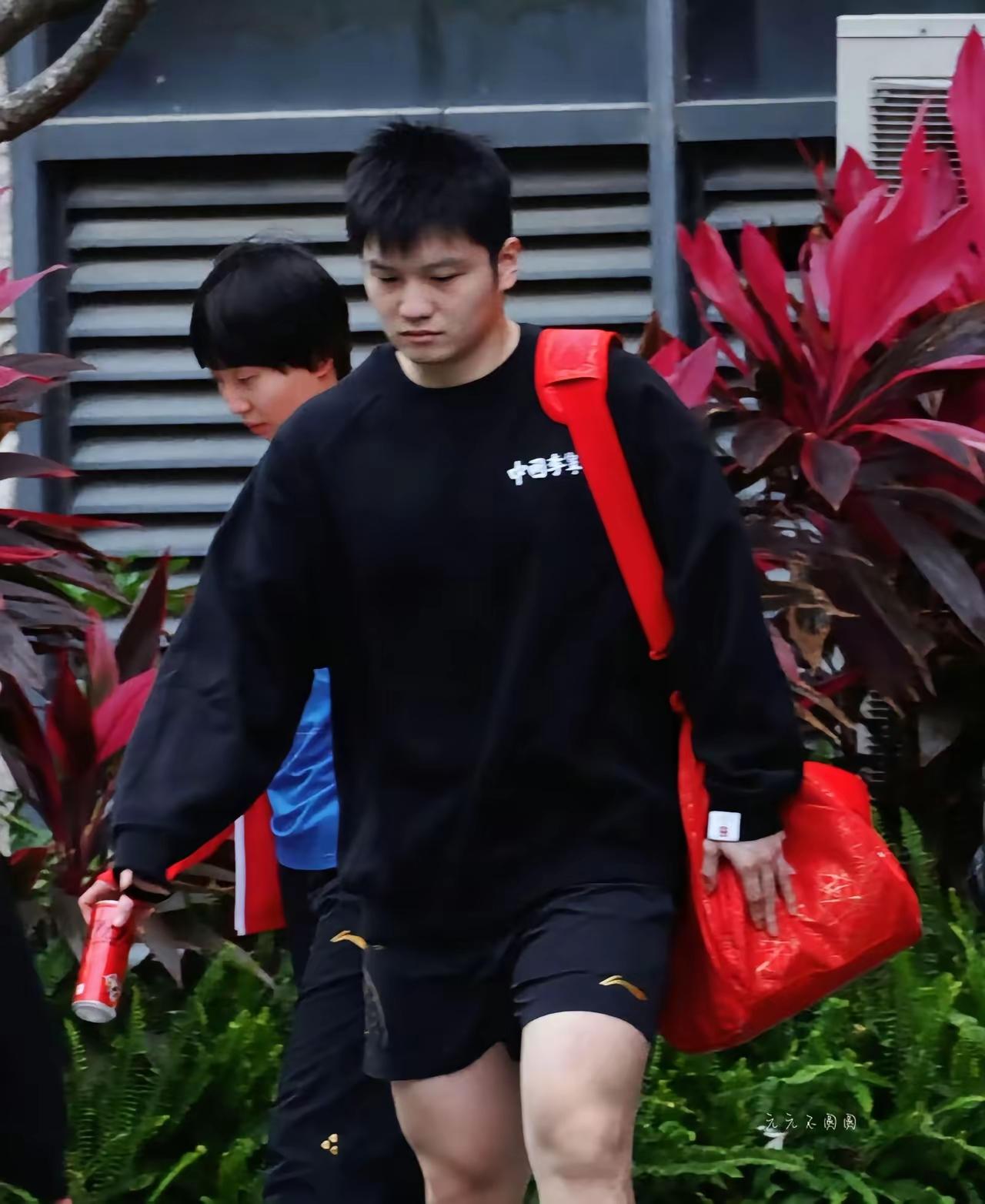 就这么走啊
走啊～
咋离乒协
越来越远了呢？
说好了
为国争光的
一群人
咋就走