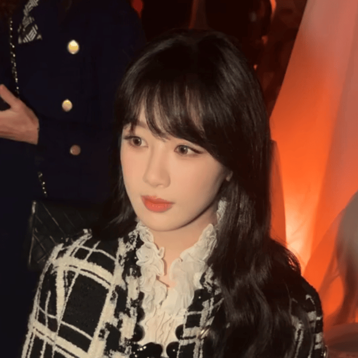 杨紫昨天巴黎时装周妆造和状态也太好了吧！像真人洋娃娃一样，白嫩甜软的感觉[可怜]