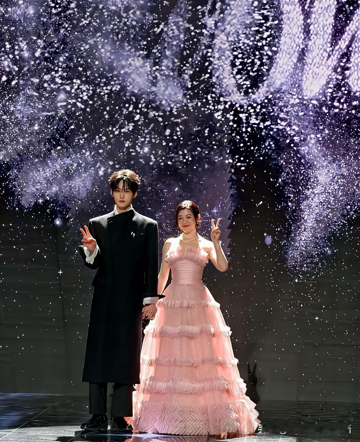 年龄差一下子就出来了，岁月对谁都是公平的。