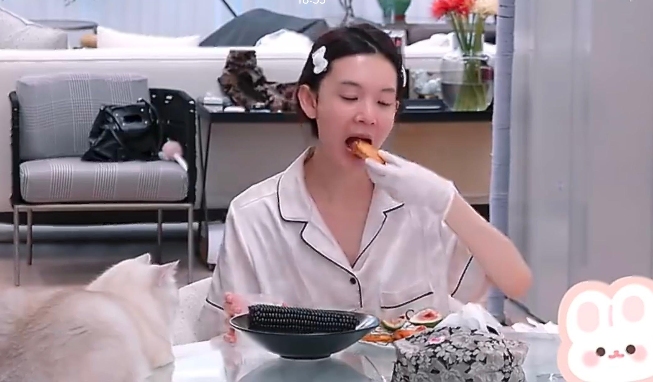 陈瑶一大早吃饭狂炫辣椒，鸡翅蘸辣椒粉，胃看着都感觉烧得慌，这个辣度属实学不来。 