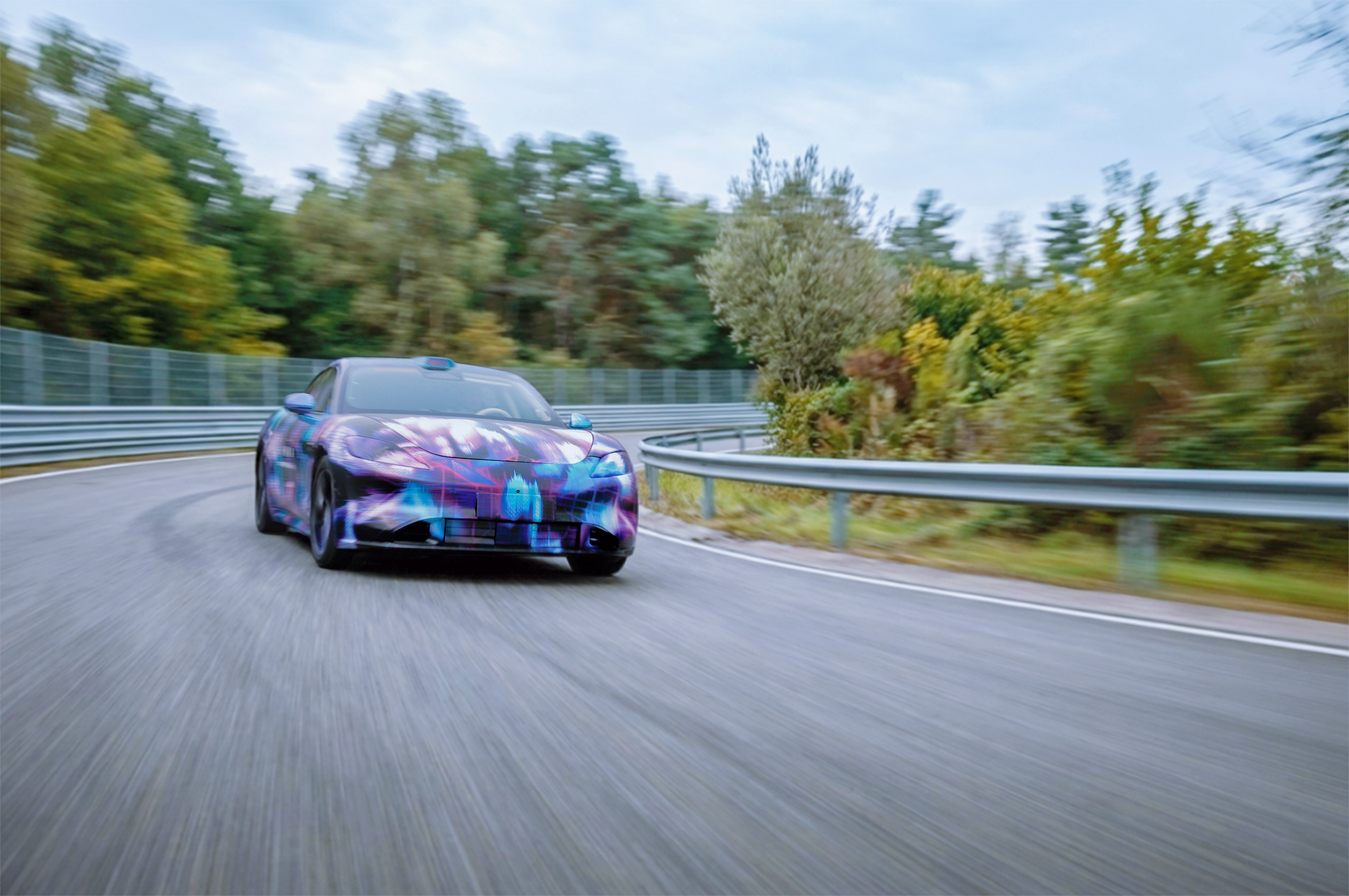 鸿蒙智行联合上汽打造的首款轿跑——尚界 Z7 实车曝光了。5 米车长+溜背造型+