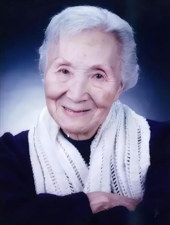 2007年，钱学森96岁大寿之际，寿宴现场高朋满座。忽然，钱学森看到角落中正坐着