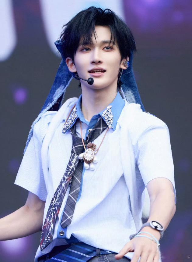 余宇涵首次音综爆改喇叭主理人 看余宇涵在音综的首次亮相，真是太有趣了！不愧是“孩