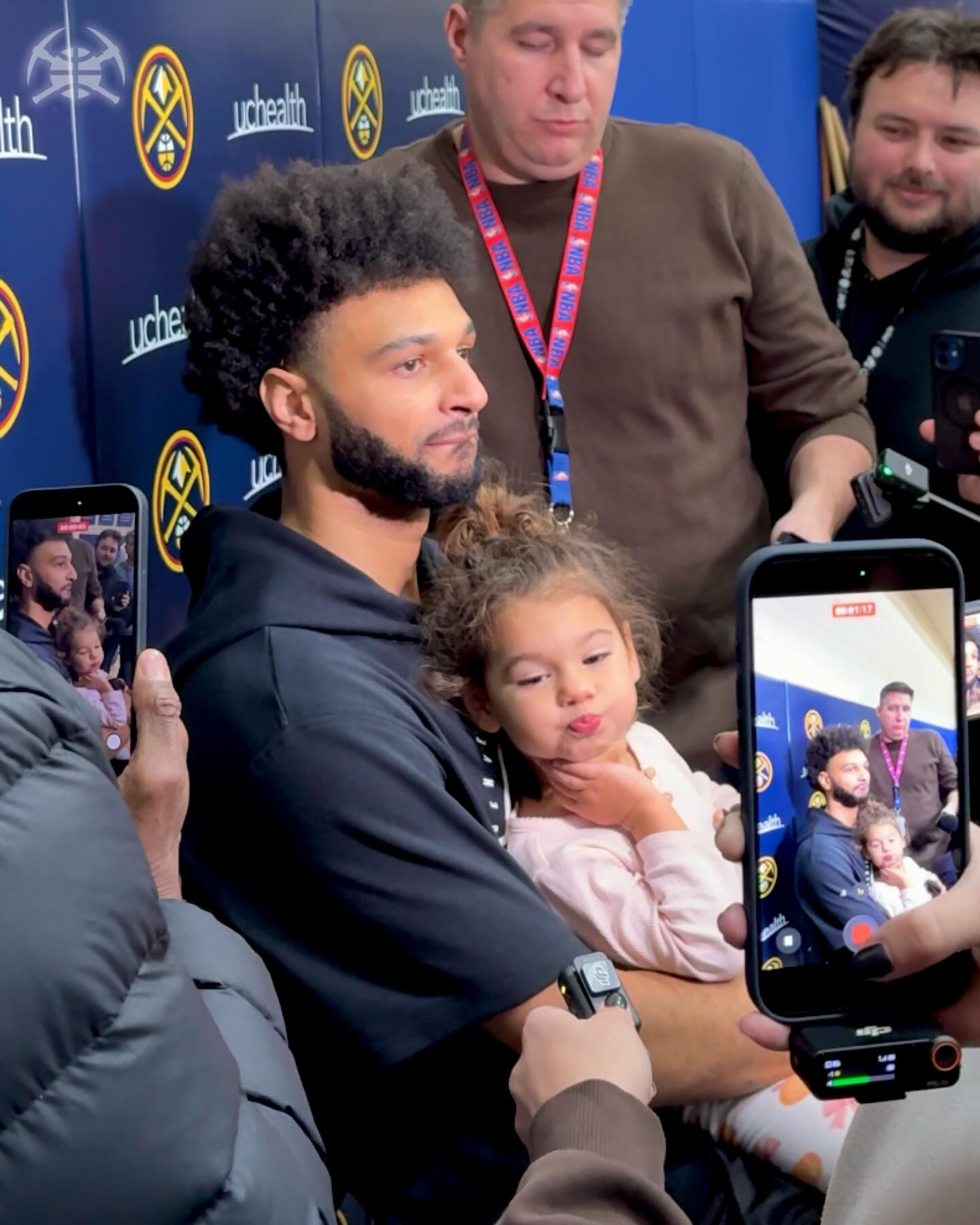 父女同框！掘金社媒晒默里在女儿陪同下参加训练日