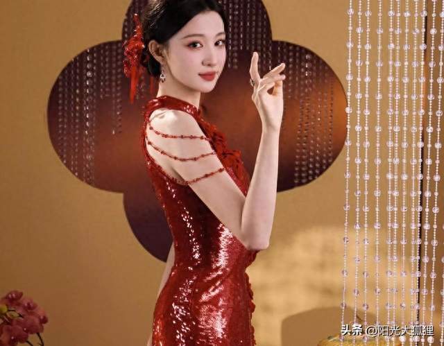 王楚然一身酒红亮片旗袍，评论区却吵翻了：天花板还是被夸过头？