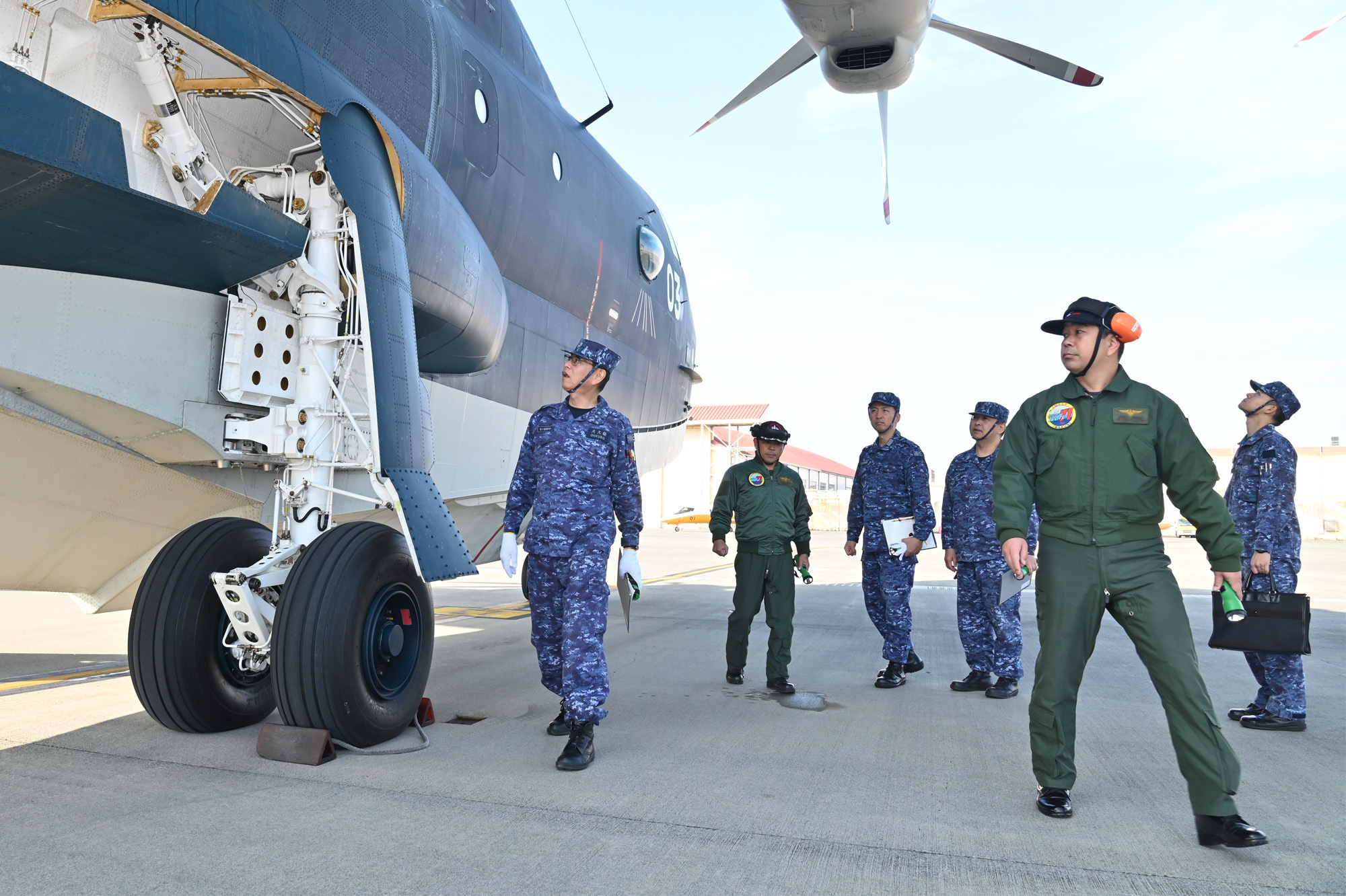 海自岩国基地第31航空群开展年末大检修可以看到该部队配备的US-2、EP-3等特