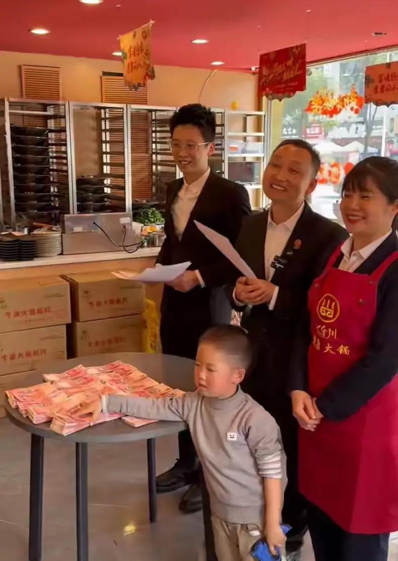 四川一火锅店春节4天赚33.9万元，全部分给员工，店长拿到14860元，服务员最