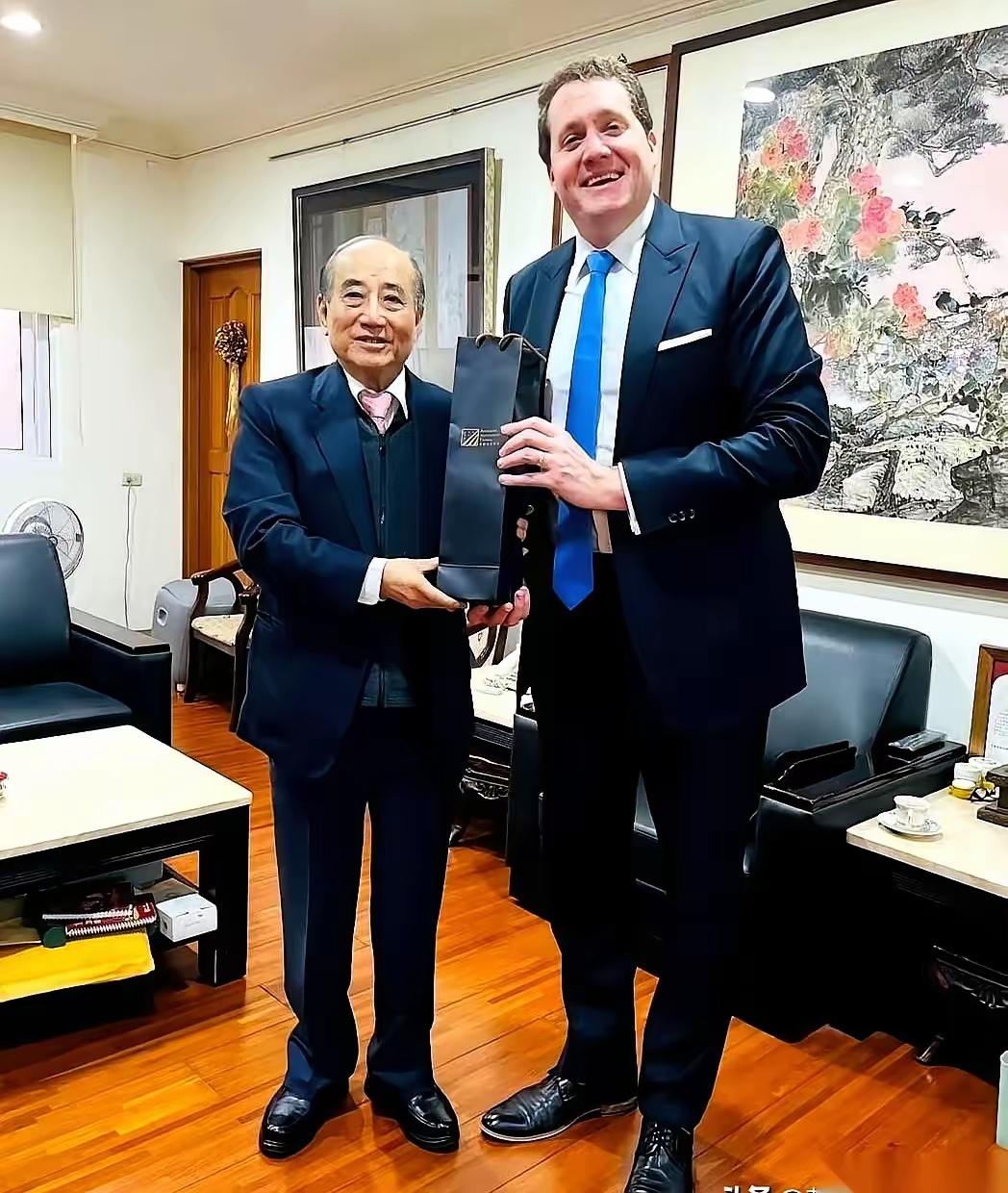 王金平在家见美国人。
这画面，真有意思。
顶着个“国民党最高顾问”的头衔，结果“