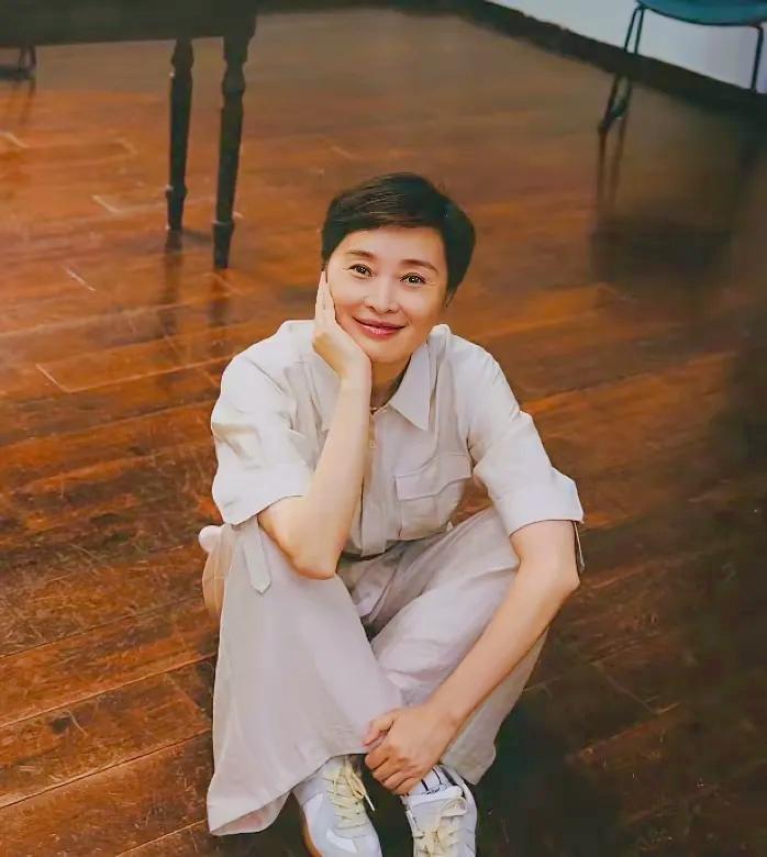 刘震云：）：
“能百毒不侵的人，都曾伤痕累累；能笑看风云的人，都曾千疮百孔；能看