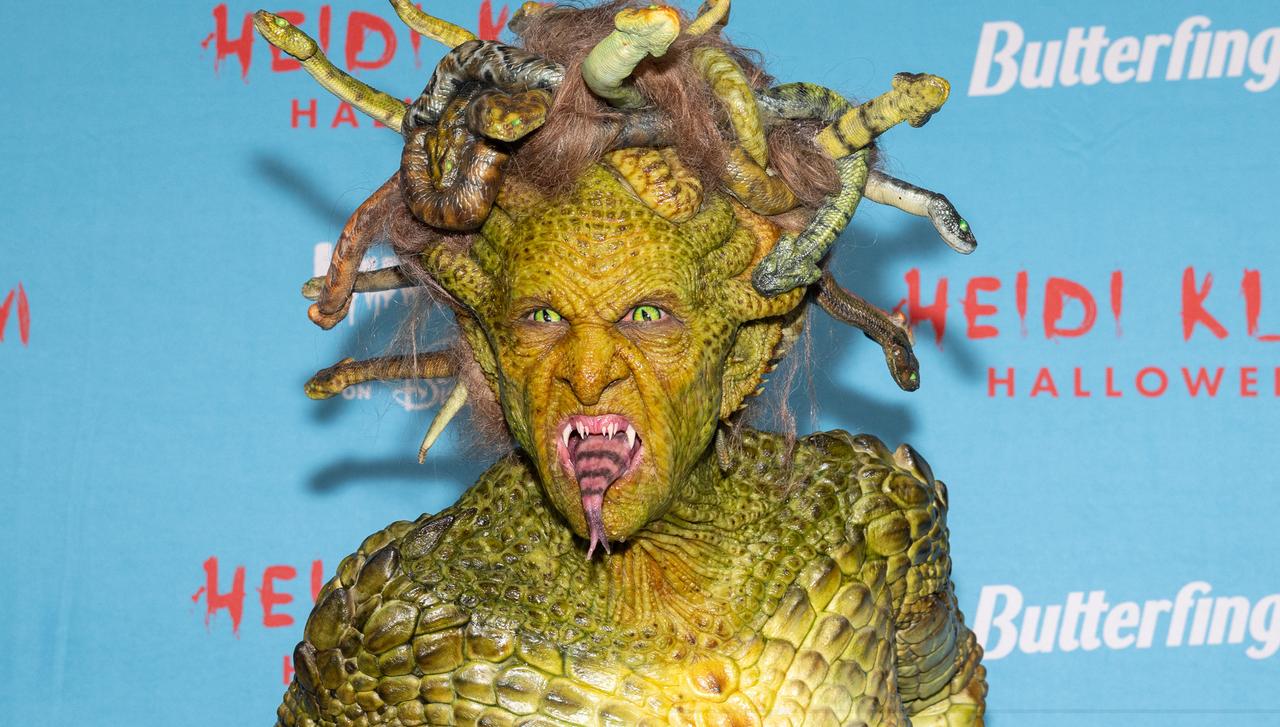 万圣节女王海蒂·克鲁姆今年也不负众望，扮成了美杜莎，从头到脚覆盖一身发光的绿色鳞
