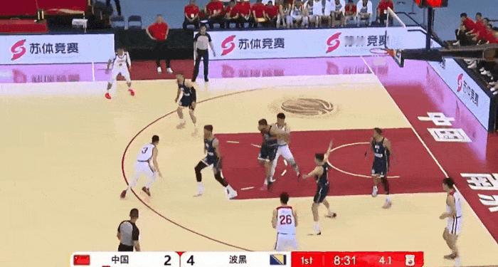 胡明轩开局打得不错，先是晃开对方防守命中中距离，随后又造对方犯规两罚全中，连拿4