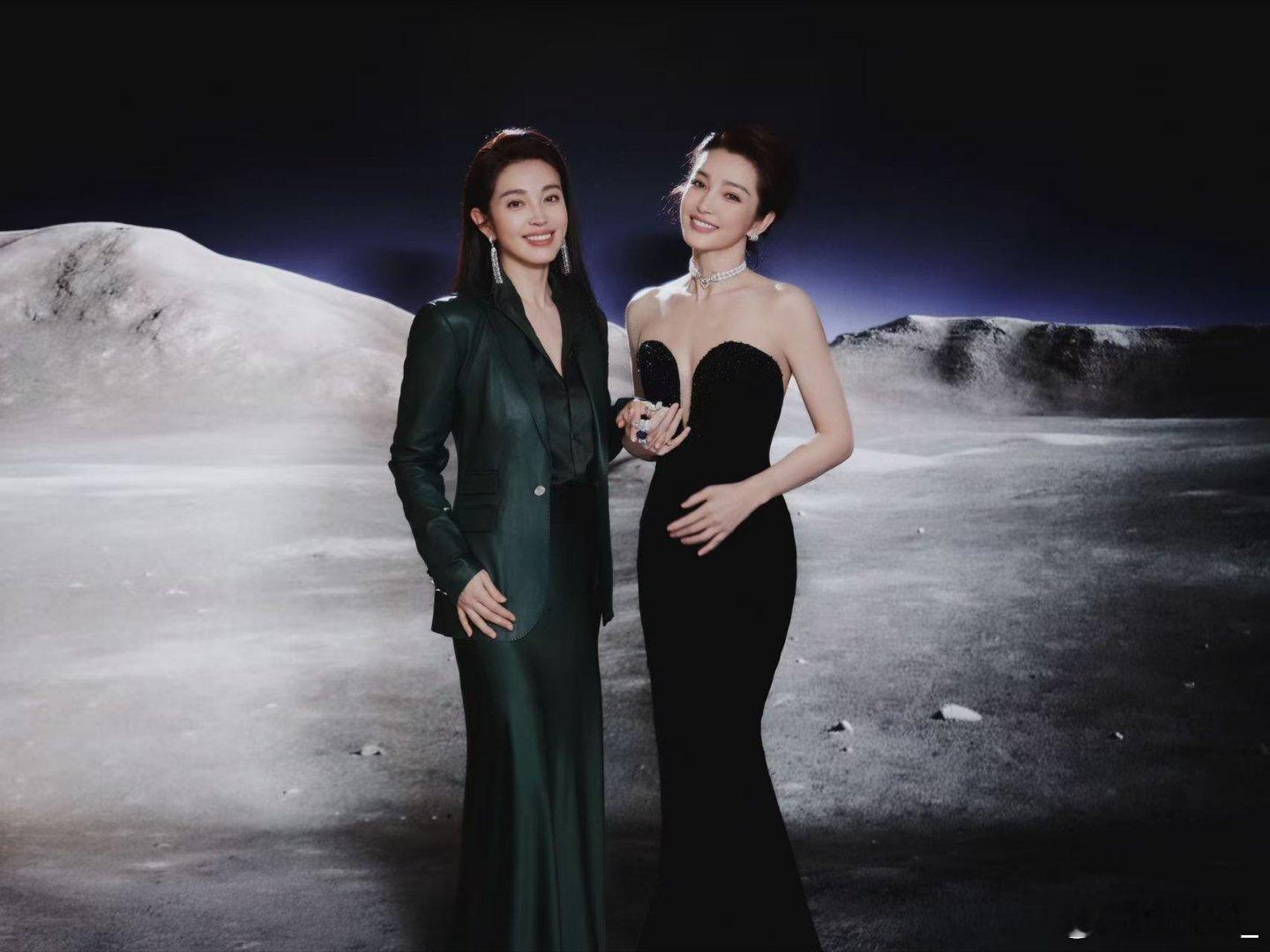 李冰冰晒和妹妹李雪合照姐姐照顾妹妹，妹妹依赖姐姐，这种关系真好。在娱乐圈打拼，有