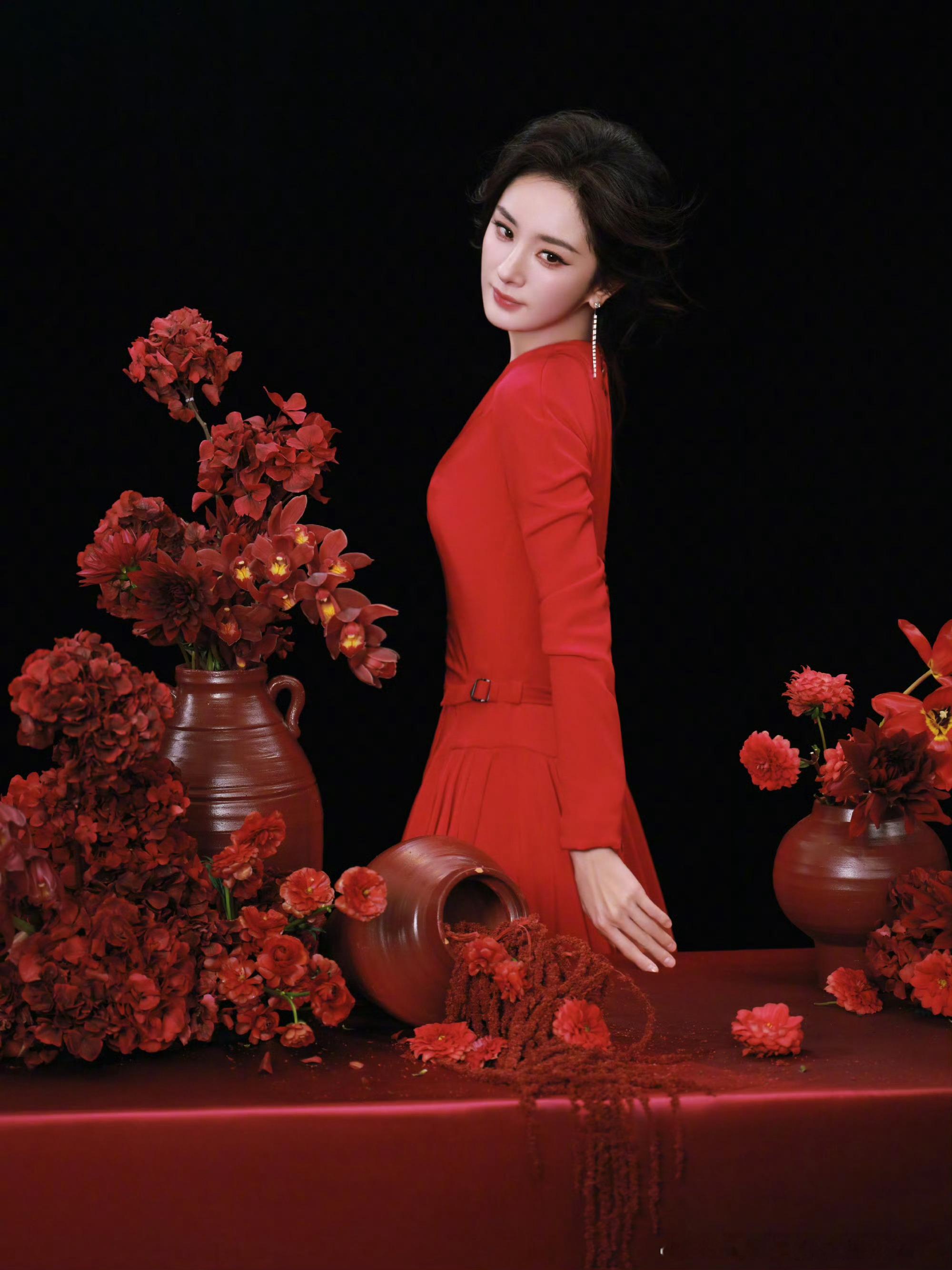 杨幂  🦊杨幂宝家洁品牌全球代言人 “热爱各有不同，青年本该如此，每一代逐日移
