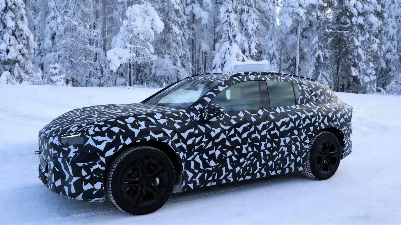 梅赛德斯-AMG首款纯电跨界SUV谍照曝光 低趴溜背 超千匹马力外观，前脸用大尺