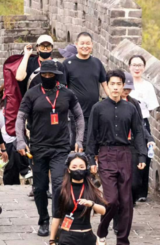 肖战穿中山装登金山岭长城，0.5米距离引爆全民国庆情绪