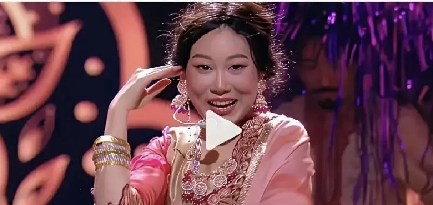 沈腾的女儿，18岁的沈佳润，在韩国当练习生，因为一个印度风造型被骂惨了。
这事儿