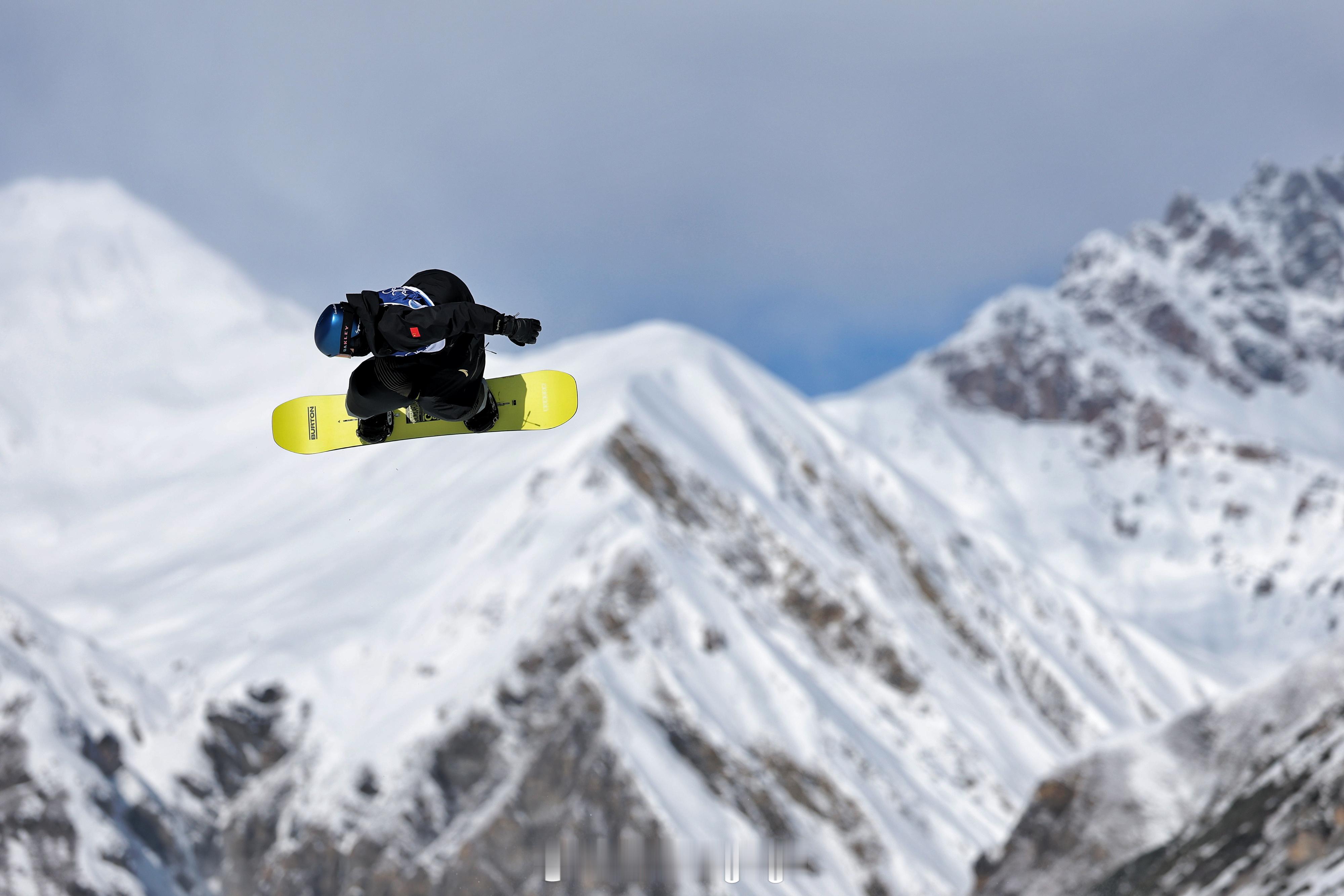 苏翊鸣妈妈说这是最好的生日礼物 今天也是苏翊鸣的生日，赛后他冲向父母，妈妈为苏翊