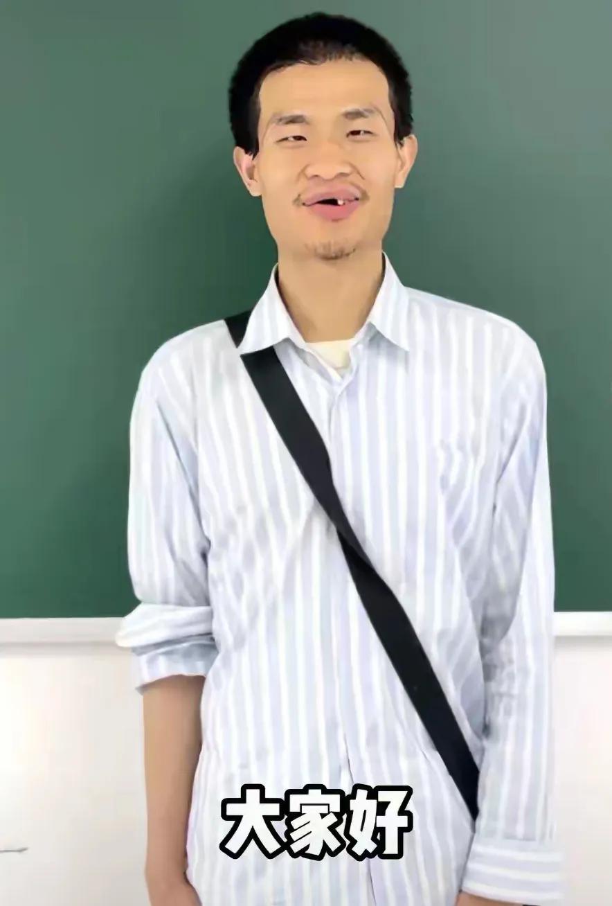韦神才多大年纪？怎么牙齿掉成这样？