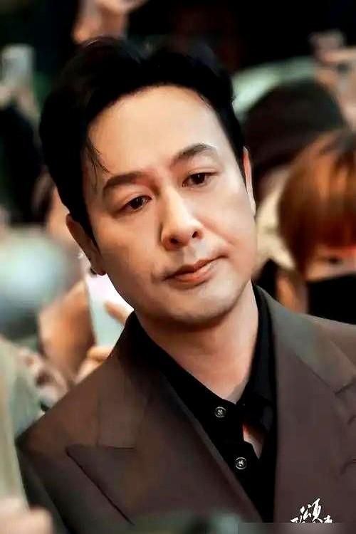 黎志田的气场，直接砸在观众脸上。

于和伟在《坚如磐石》中演绎金五集团董事长，张