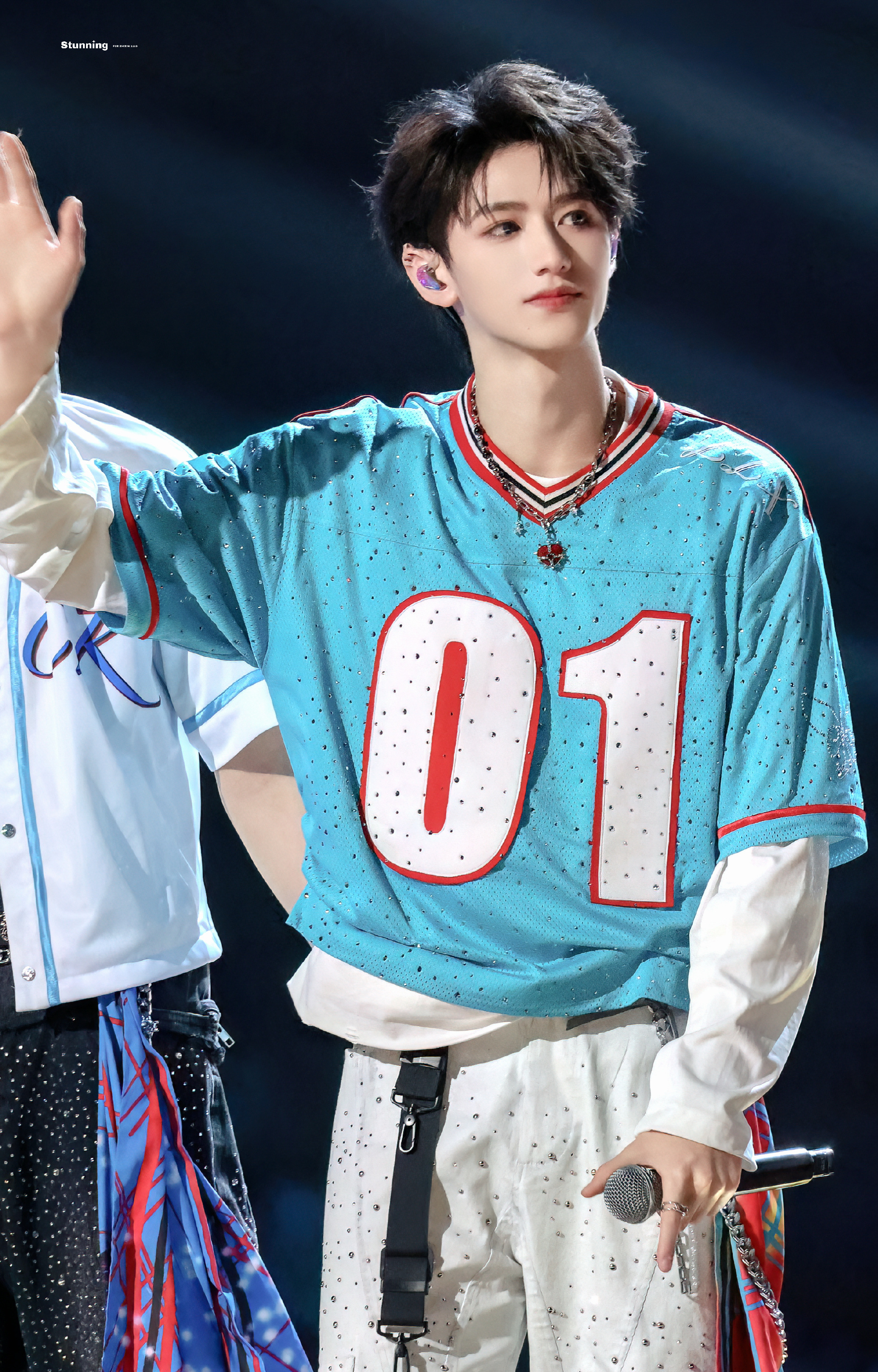 王俊凯登陆少年合影 两代一番大C队长合照就是养眼啊，志鑫说过自己的偶像榜样就是俊