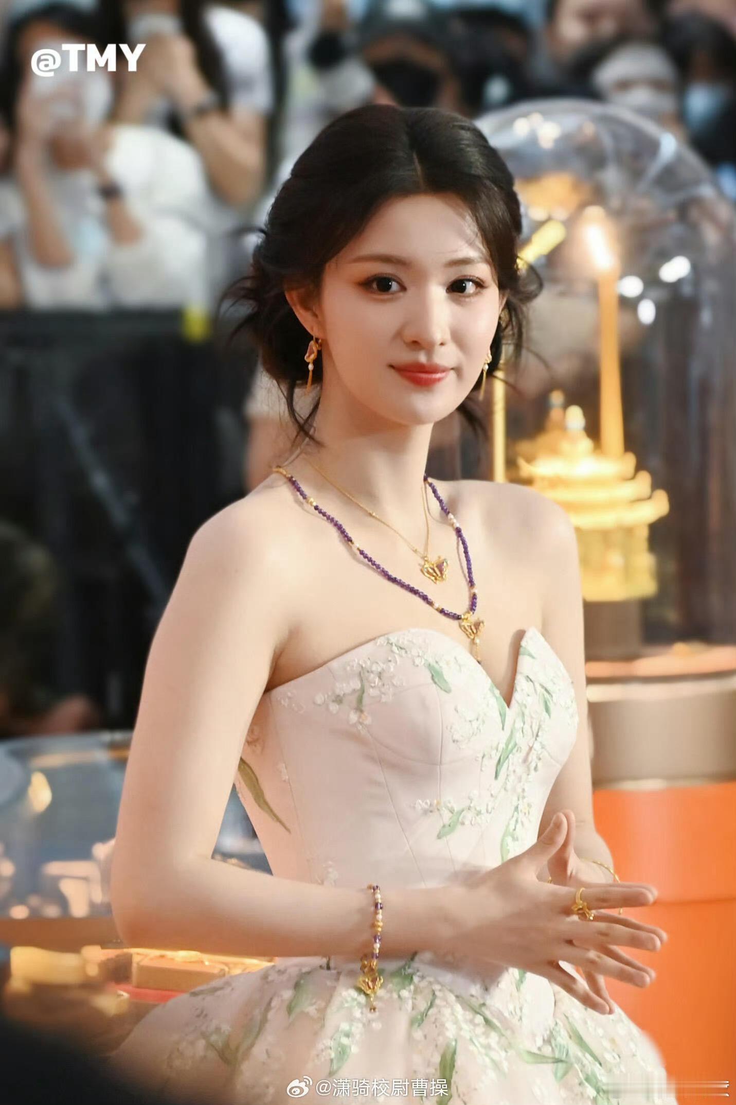 王楚然抹胸花苞裙这组图，大家拿走