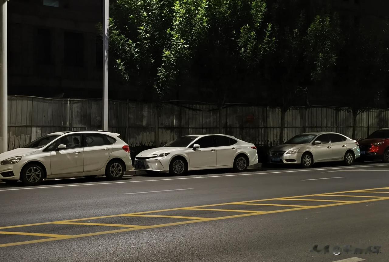 买车宁可买白色也不要买黑色车。

白色车，安全，耐脏，不吸热。

黑色车除了稳重