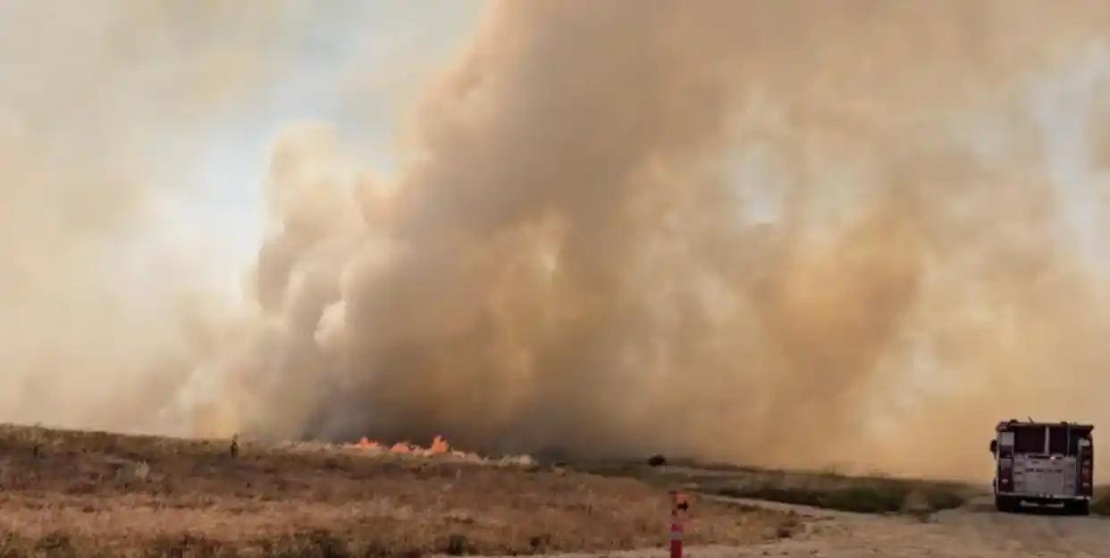 美国加州南部彻底陷入混乱，一场突如其来的野火席卷而来，再加上大风“助攻”，火势疯