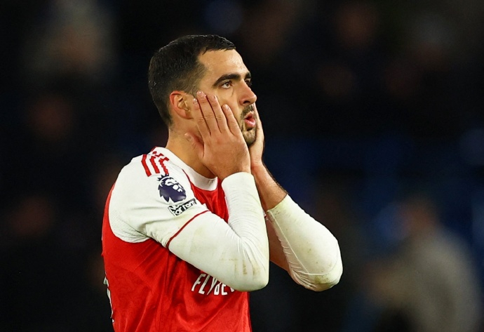 梅里诺长期伤缺 阿森纳官方：梅里诺右脚骨损伤，将接受手术预计将长期缺阵。公告内容