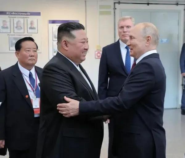 朝鲜领导人金正恩访俄时说：俄罗斯正在与西方进行一场“神圣的战争”，“我们将永远支