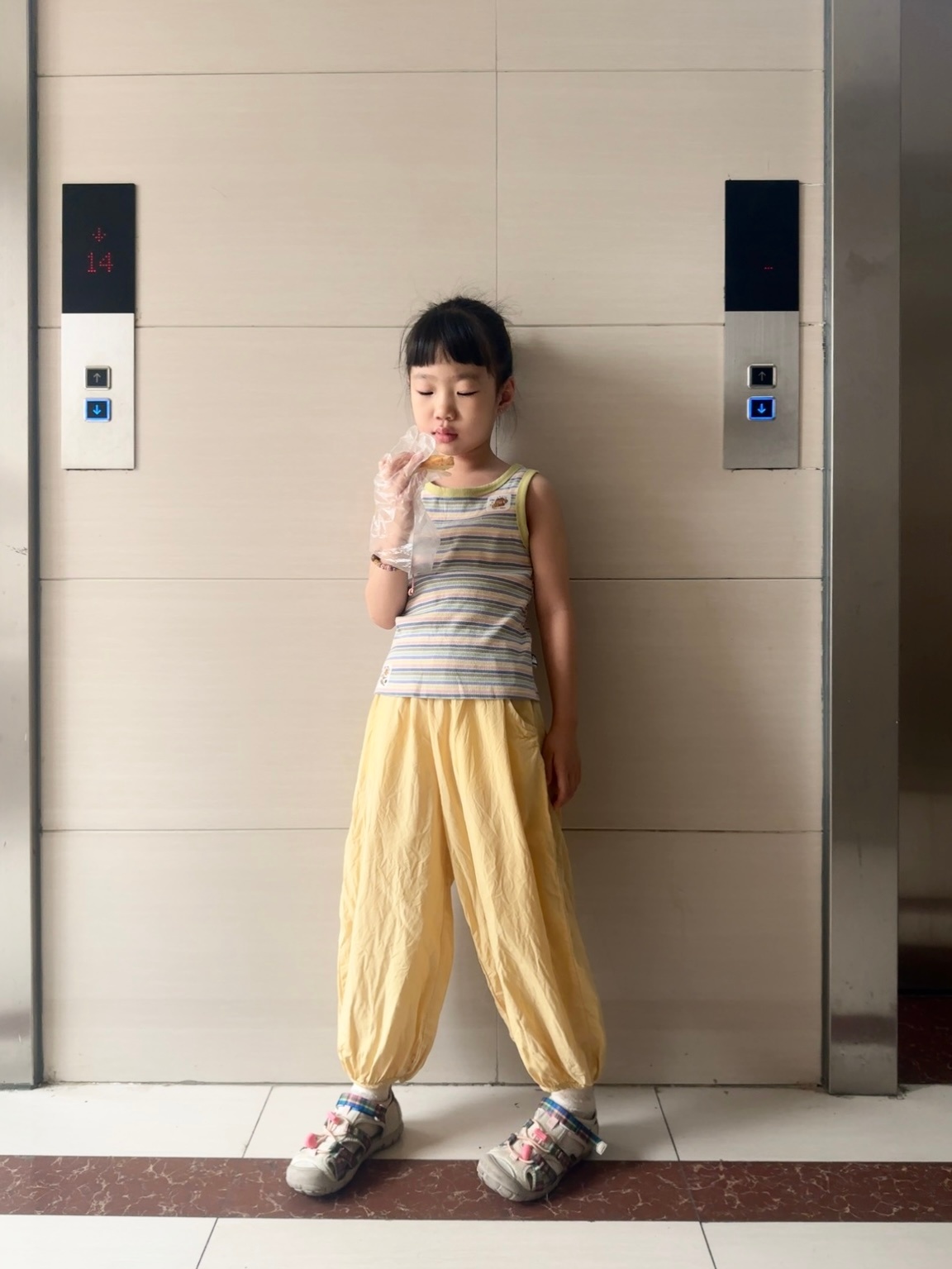 小满幼儿园ootd 今天有体能课 怎么方便怎么来 