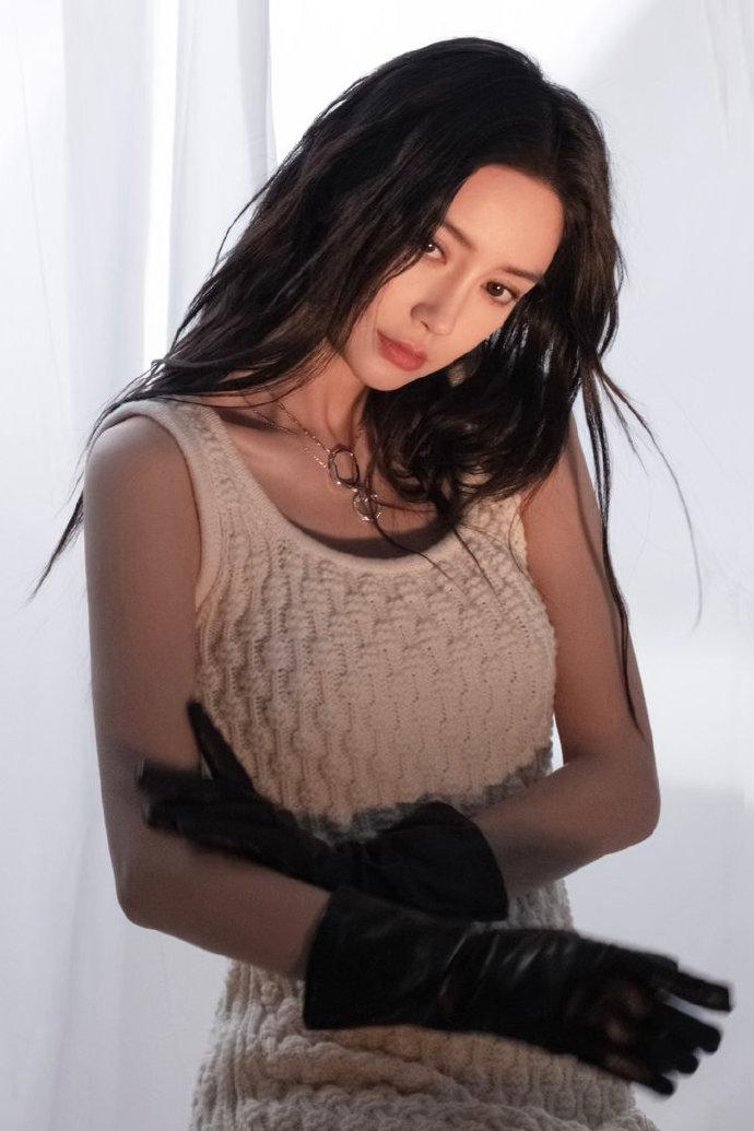 但即便是经历了“事业低谷”，她依然还在精准地获取她在娱乐圈中“最舒适的位置”。