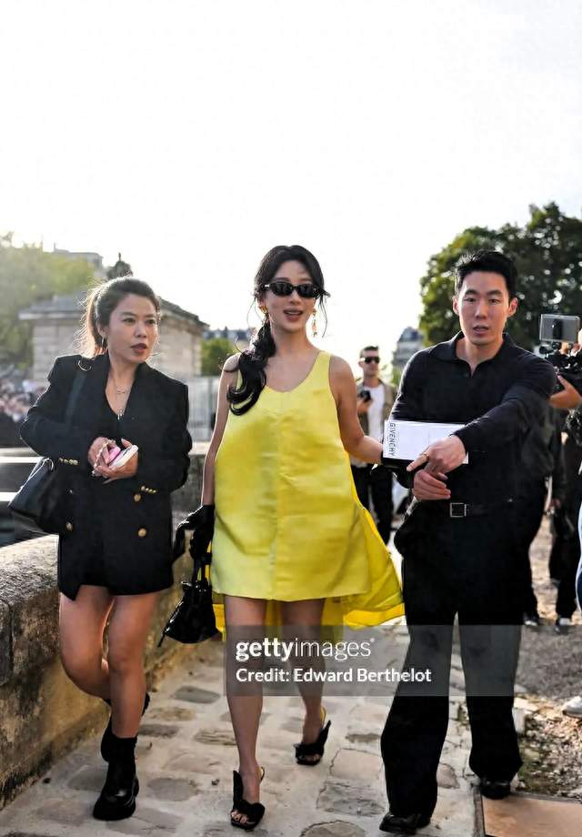 吵炸热搜！杨紫纪梵希生图原形毕露！小腿粗壮比例虐到离谱