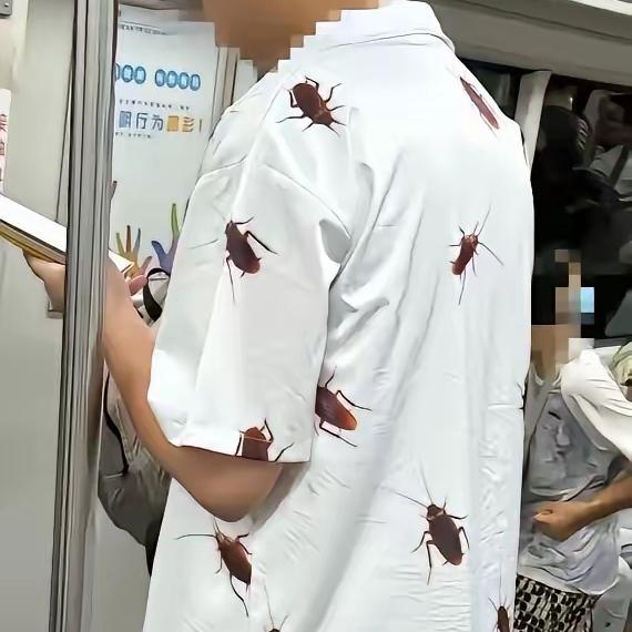 今早坐地铁上班，
刚上车就被一位乘客
穿搭吸引了目光，一时间看得有些错愕。

 