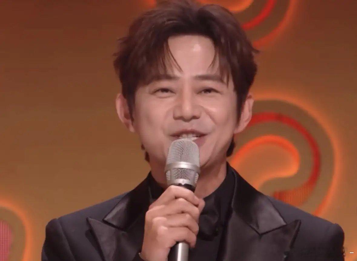 针对网友的关心，何老师温柔解释：没事，只是昨天春晚彩排太投入，在台下跟着喊了一整