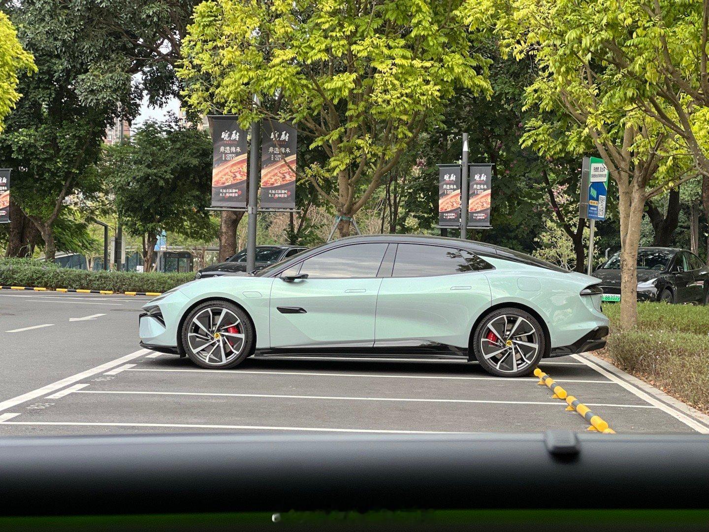 偶遇极氪王！！不过我觉得莲花没有路特斯好听，改来改去的不会以后又改回路特斯吧？？