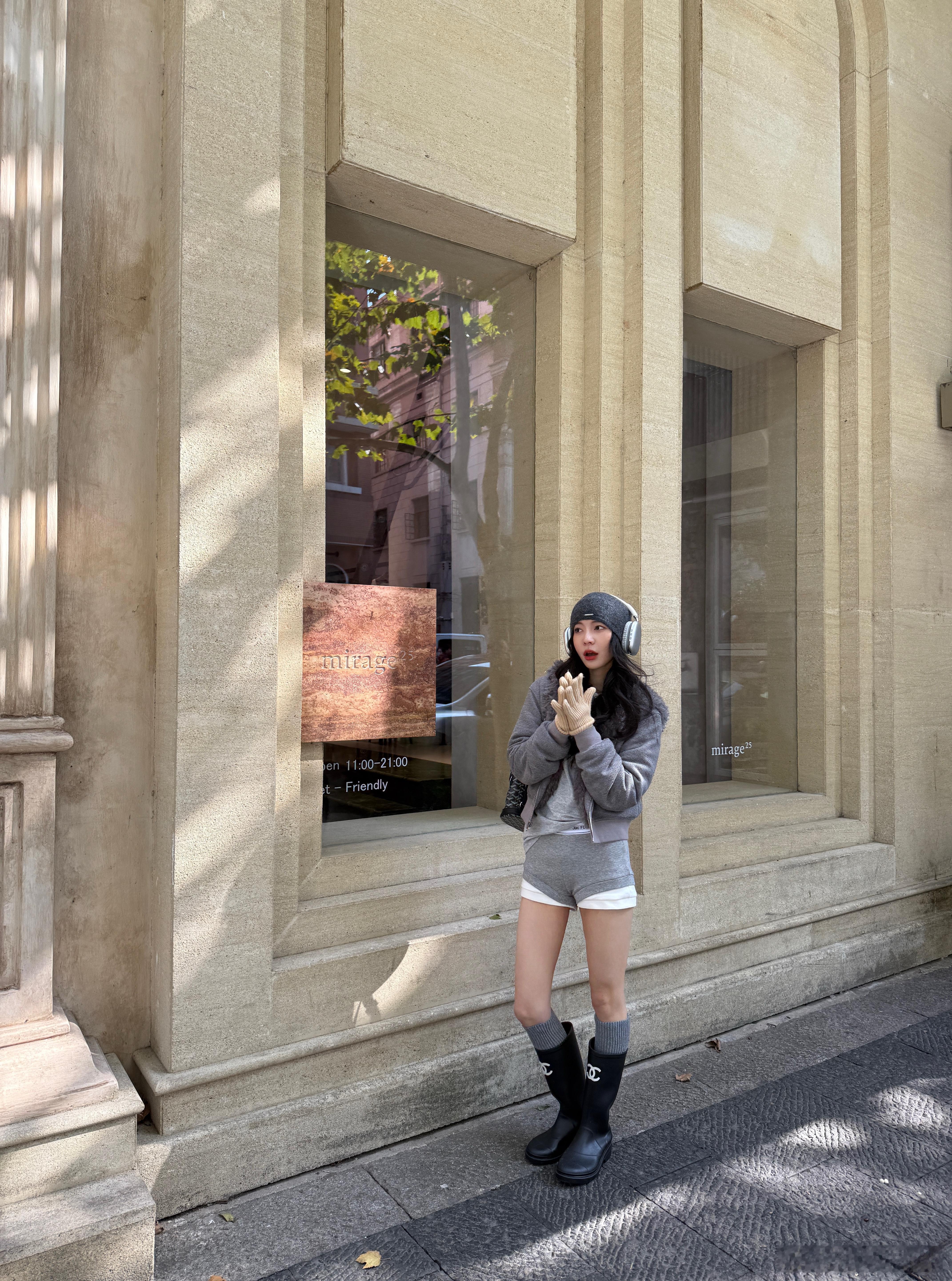 今天喷的是六神花露水，非常符合我的气质，自由，狂野，不羁 