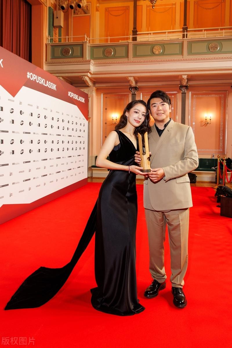 最近郎朗和吉娜·爱丽丝一起在柏林出席颁奖典礼，两位都穿的很正式，也显得格外般配。