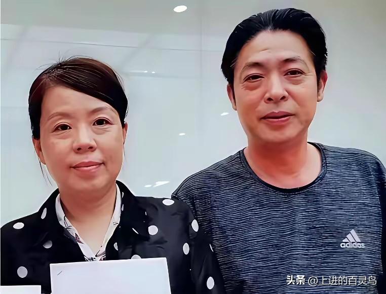 在二八这出离奇大戏里，大娘是一位自导自演的“戏精”，妄图用拙劣的演技掩盖那抹不去