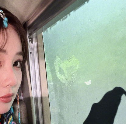 咳咳 没看到此女比心的反思一下 ​​​