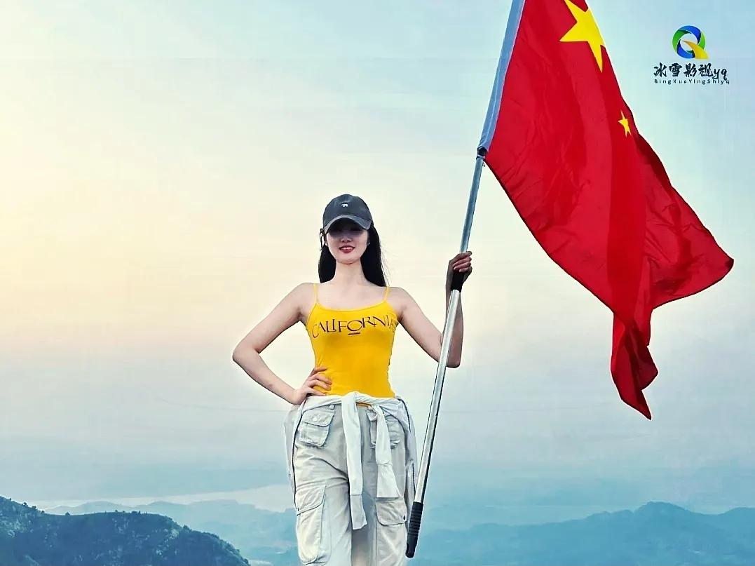 一女子登上泰山，不忘举起五星红旗，拍照留念！！

五星红旗，刻在每位中华儿女的骨