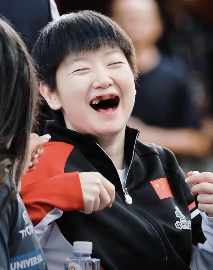 一看见莎莎笑得这么开心，眉眼弯弯的，我瞬间被这份快乐狠狠传染啦！

她毫无包袱的