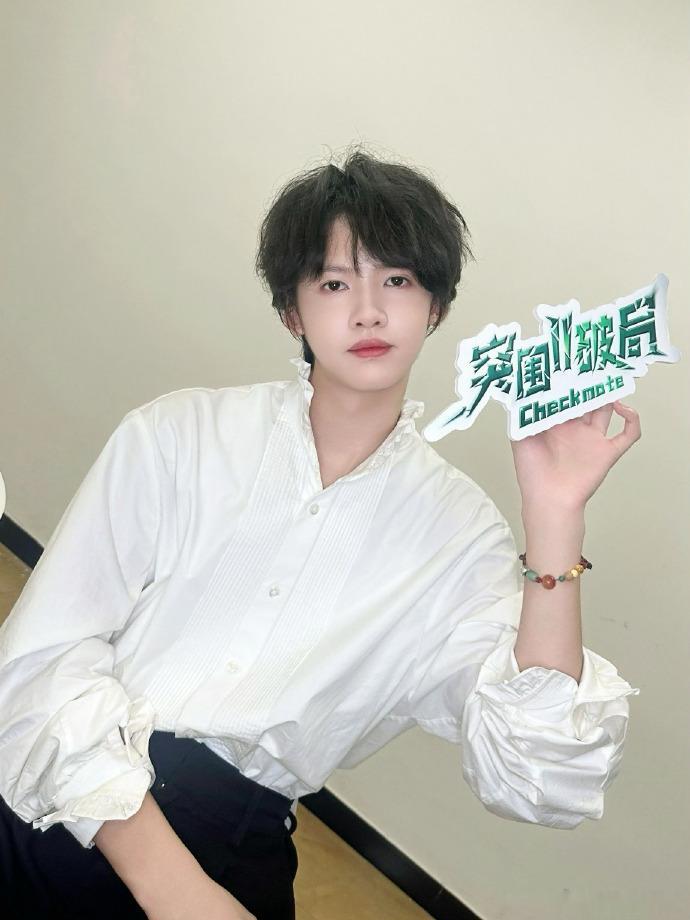 张奕然主题曲考核张奕然突围2考核表现 接收器掉落依旧丝滑跳完整首，肢体舒展卡点精