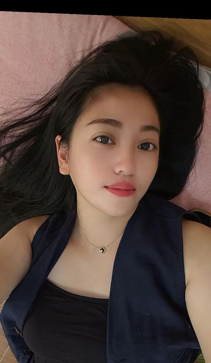 时间好不经用，转眼间我们都不再年轻，在忙碌中白了头发，奔波中老了容颜。回头一看，