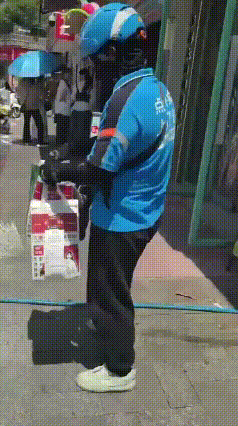 快递小哥彻底崩溃！
视频显示，某饿快递小哥，拿着几个快递袋，毫不犹豫地摔碎所有奶