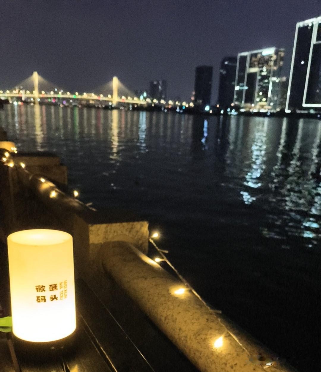 是夜
繁星点点，有风微凉
李富贵此刻觉得自己是世界上最惨的人
没有之一
刚刚失业