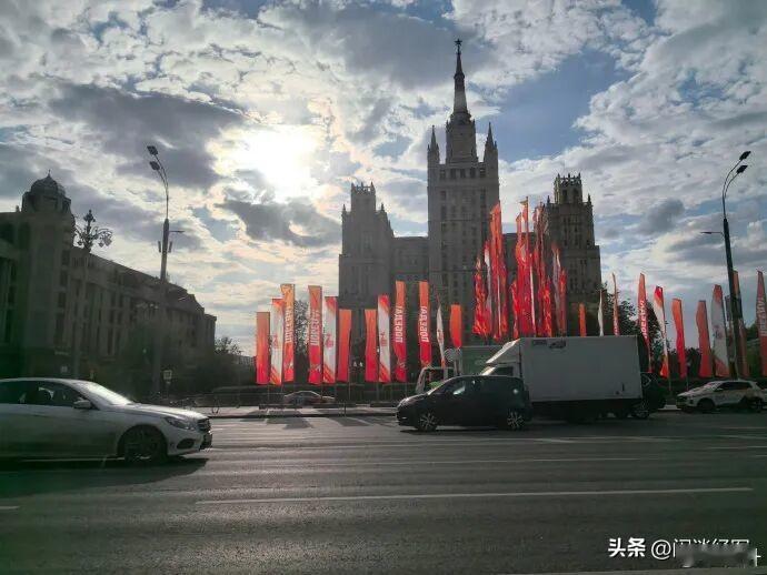 俄罗斯免签“说走就走”？中国游客务必做好功课，这是一个战争中的国家。免签是好事，