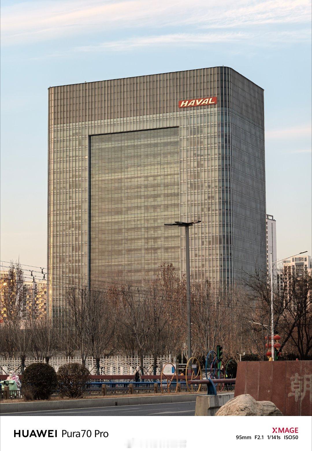 到了，晚上看长城表演新车很给力我们也静态体验了蹲一个真香价格长城大楼中国红元素很