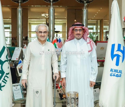 据此前报道，本泽马转会利雅得新月一事暂缓，不过根据新月官方最新的通告，本泽马的转