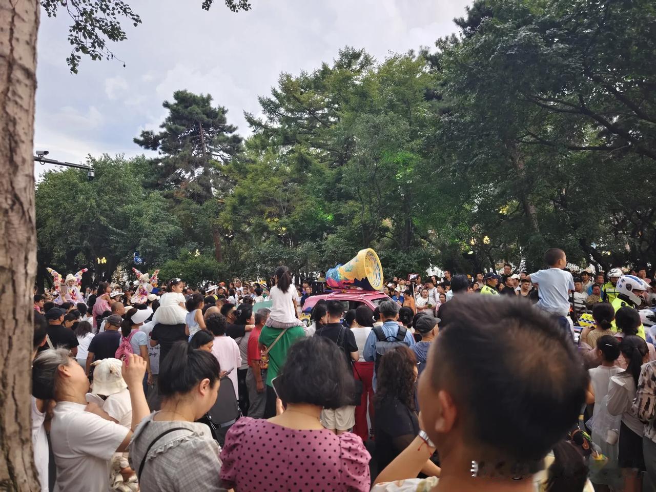 分享城市新鲜事这周末晚上，听说新民大街还封路？为啥要在新民大街启动步行街？重庆路